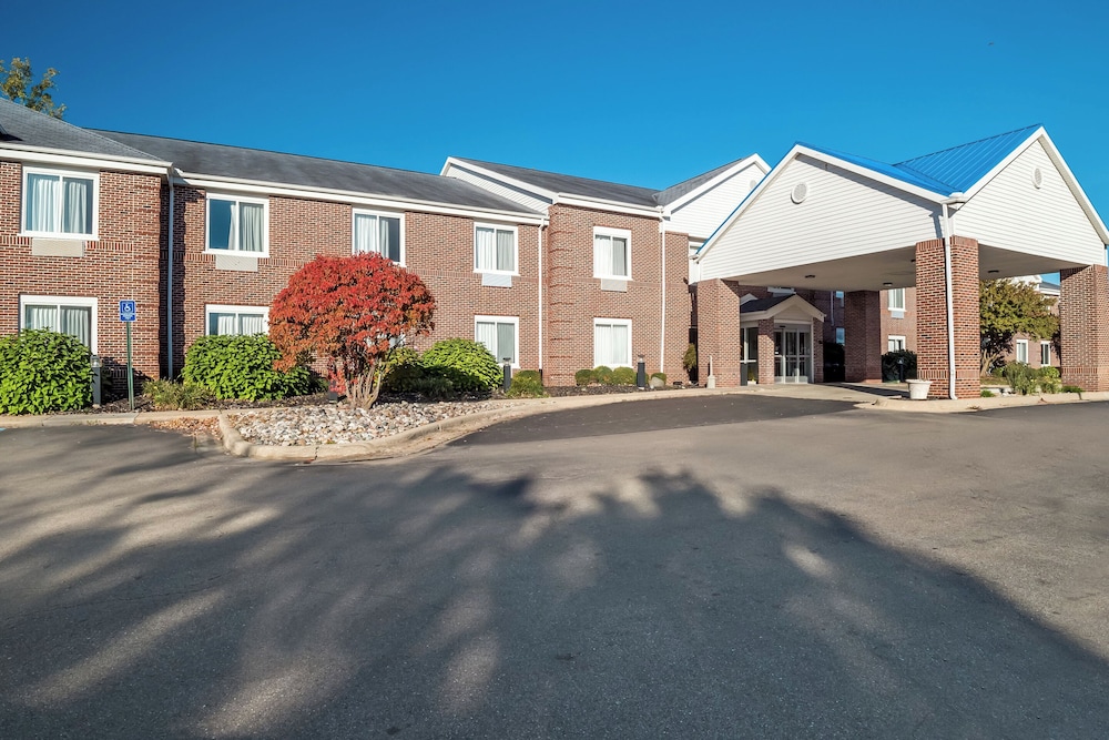 HomeTowne Studios by Red Roof East Lansing Okemos - photo 35