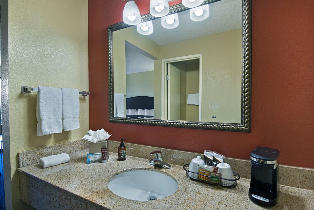 Oxnard Inn Lancaster - photo 27