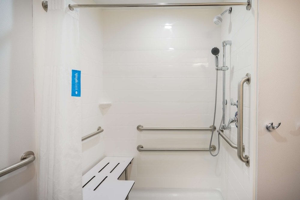Hampton Inn Newport - photo 23