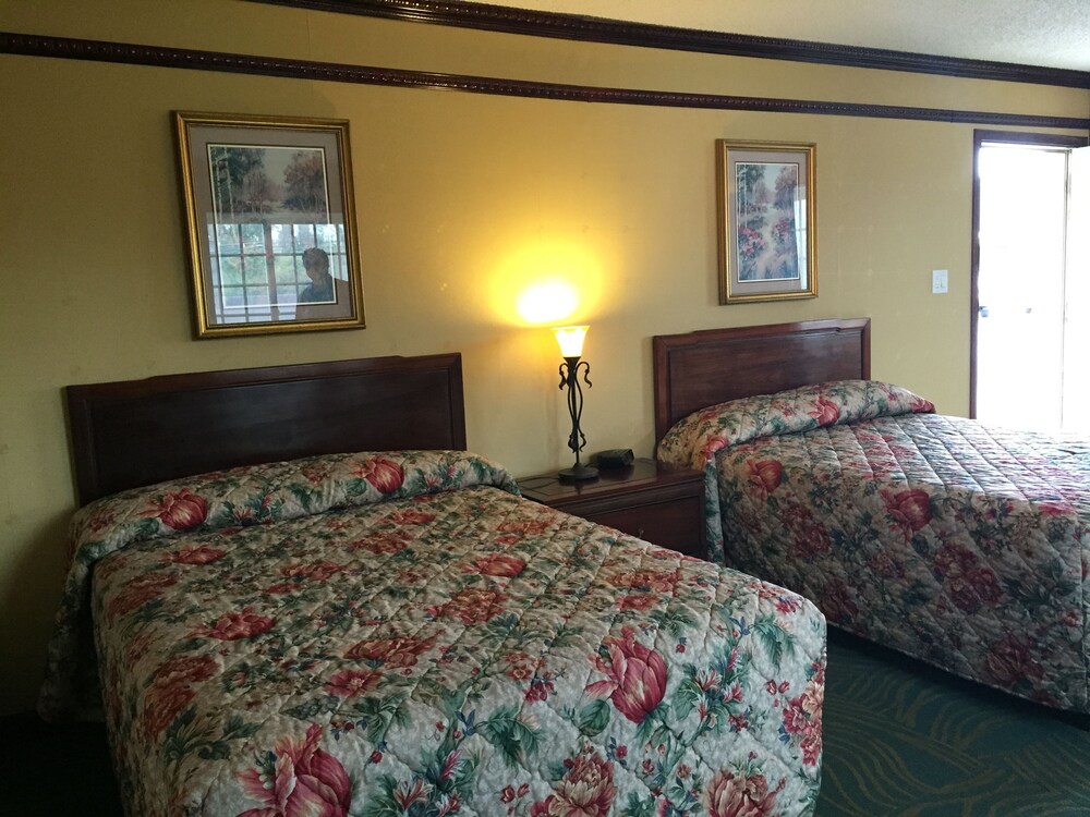 Track & Turf Motel - photo 5