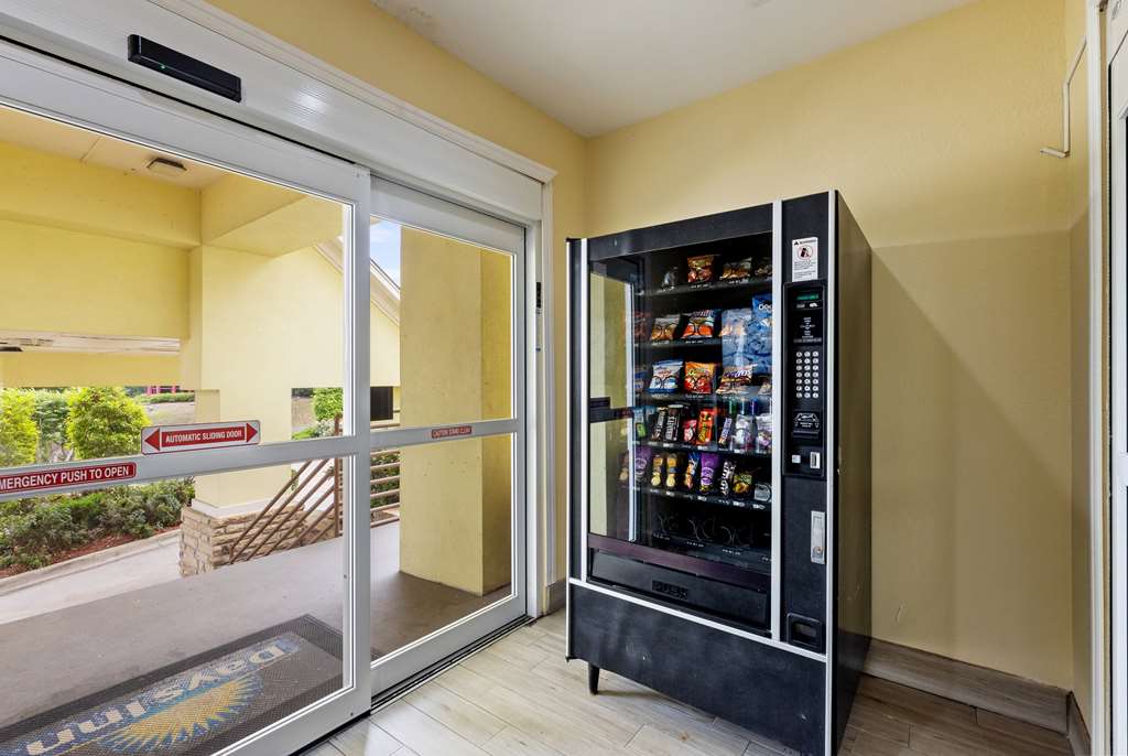 Days Inn & Suites by Wyndham Euless DFW Airport South - photo 66