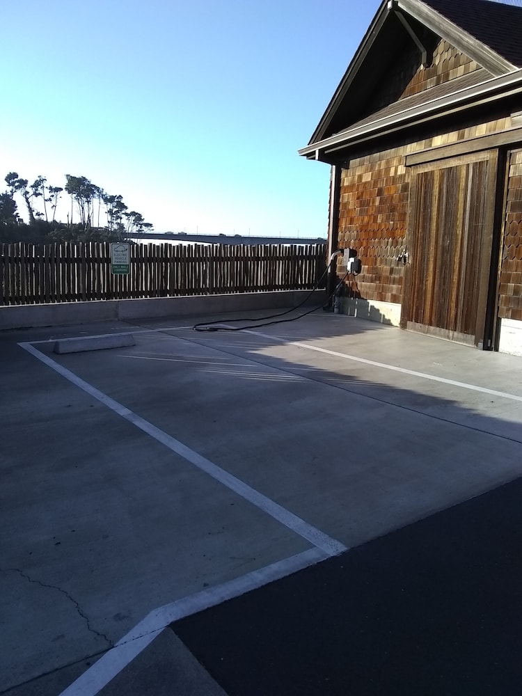Noyo Harbor Inn Restaurant and Tavern - photo 141