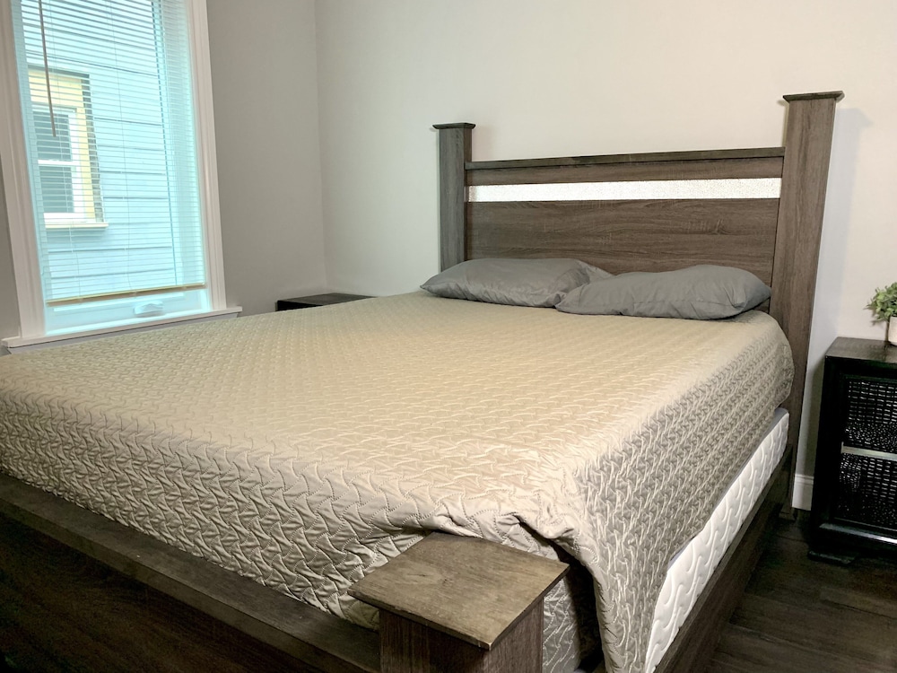 The Horseshoe Falls Villa 6BR Free Parking Minutes From Falls & Casino - photo 2