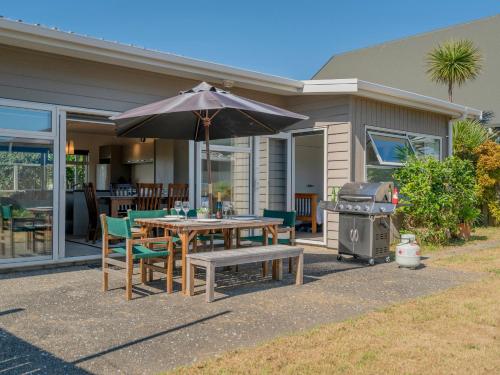 Unwind on The Fairway Matarangi Holiday Home — 4-Star Luxury Hotel in Whitianga, New Zealand
