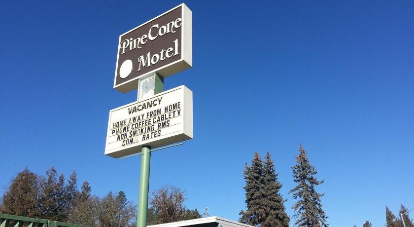 Pine Cone Motel - carbon neutral hotel in Willits