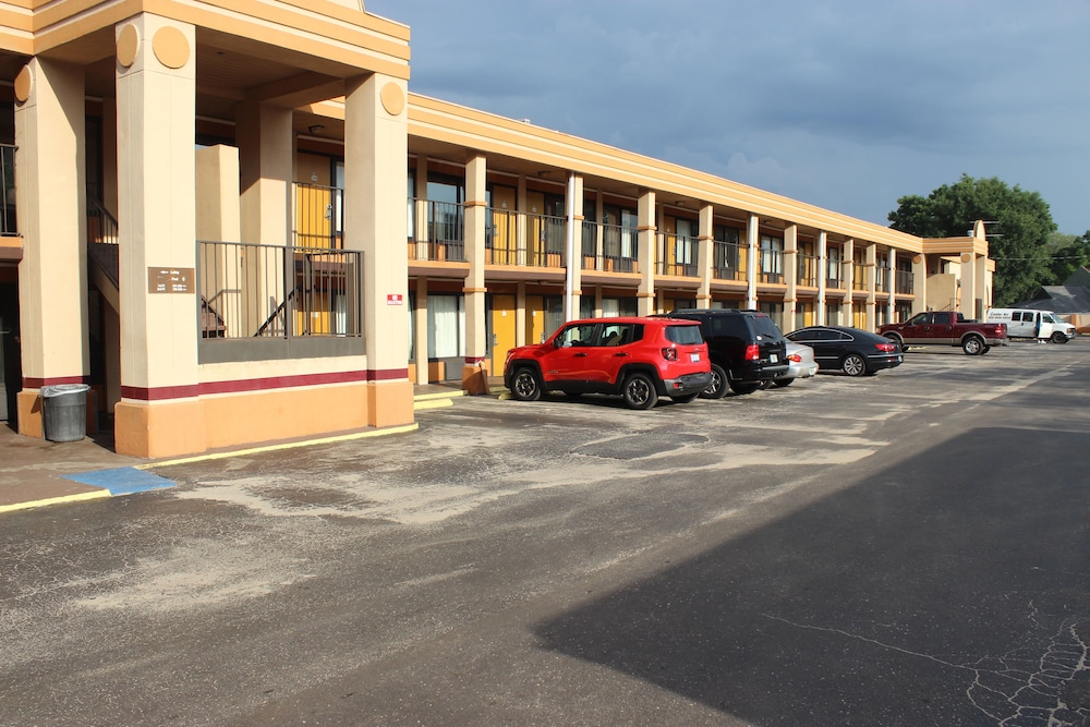 Tampa Inn Near Busch Gardens - photo 28