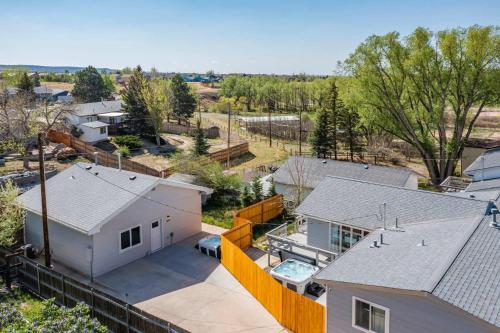 Parkside Estate House & Cottage w 2 Hot Tubs — 4-Star Luxury Hotel in Monument, United States
