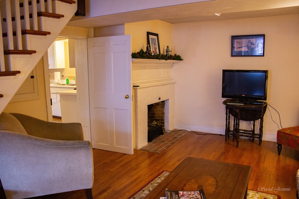 Inn at Lincoln Square - photo 29