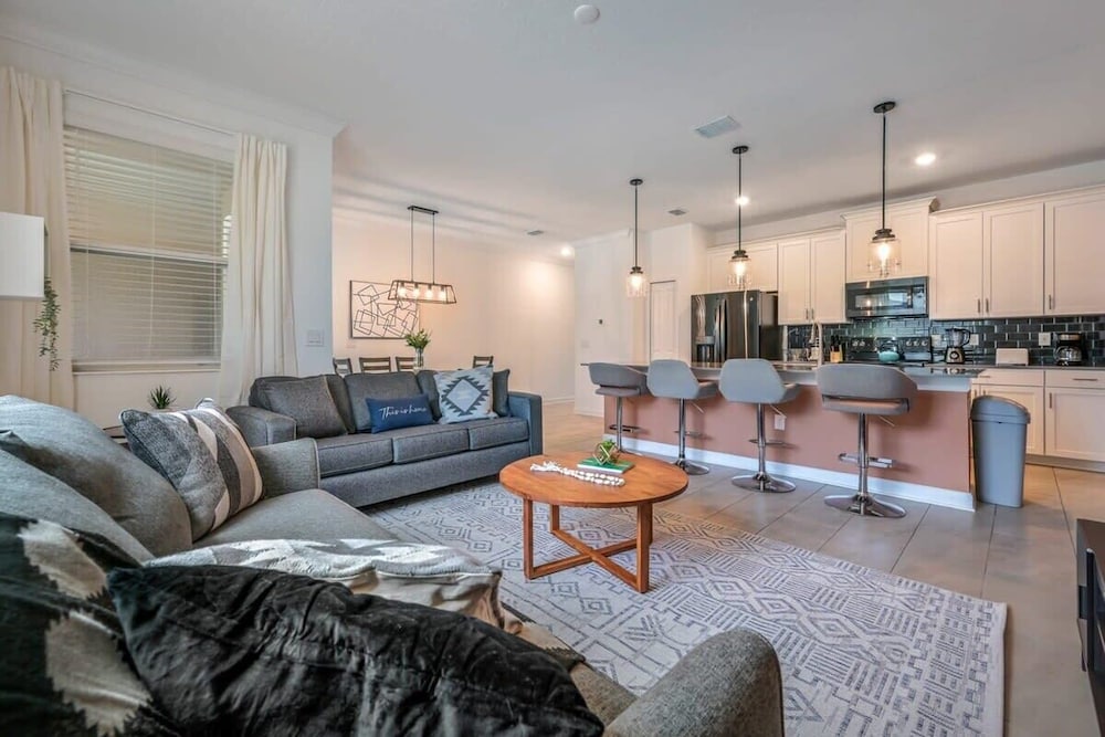 Fun Getaway With Themed Bedrooms — 4-Star Luxury Hotel in Kissimmee, United States