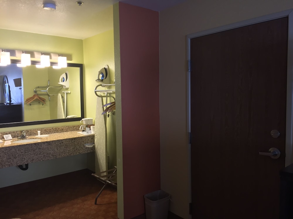 Days Inn by Wyndham Globe - photo 11