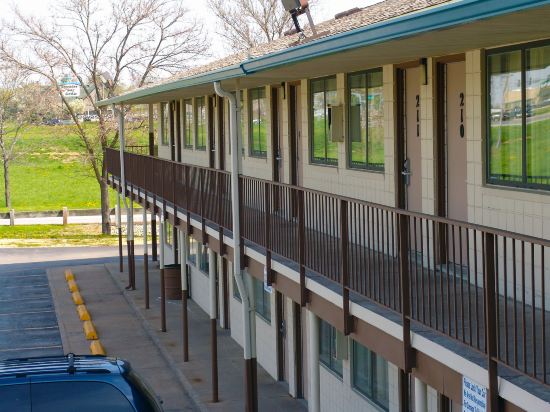 Quad City Inn - photo 4