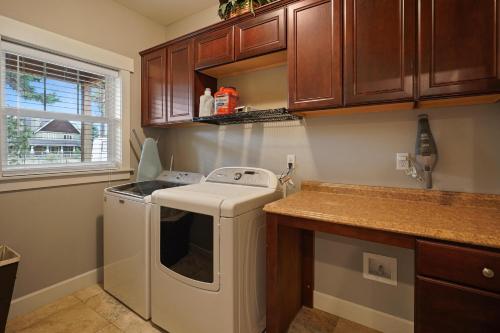 Five Peaks ac hot Tub 5br 3.5ba - photo 4