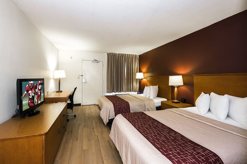 Cedar Rapids Inn - photo 16