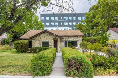 Cozy 2BR Home Near UNR with Large Deck & Parking