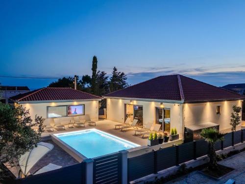 Villa Ballat with heated pool — 4-Star Luxury Hotel in Privlaka, Croatia