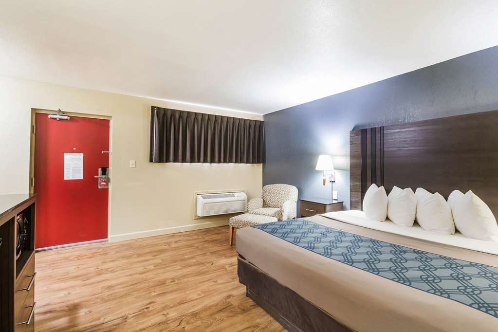Econo Lodge Inn & Suites I 35 at Shawnee Mission - photo 8