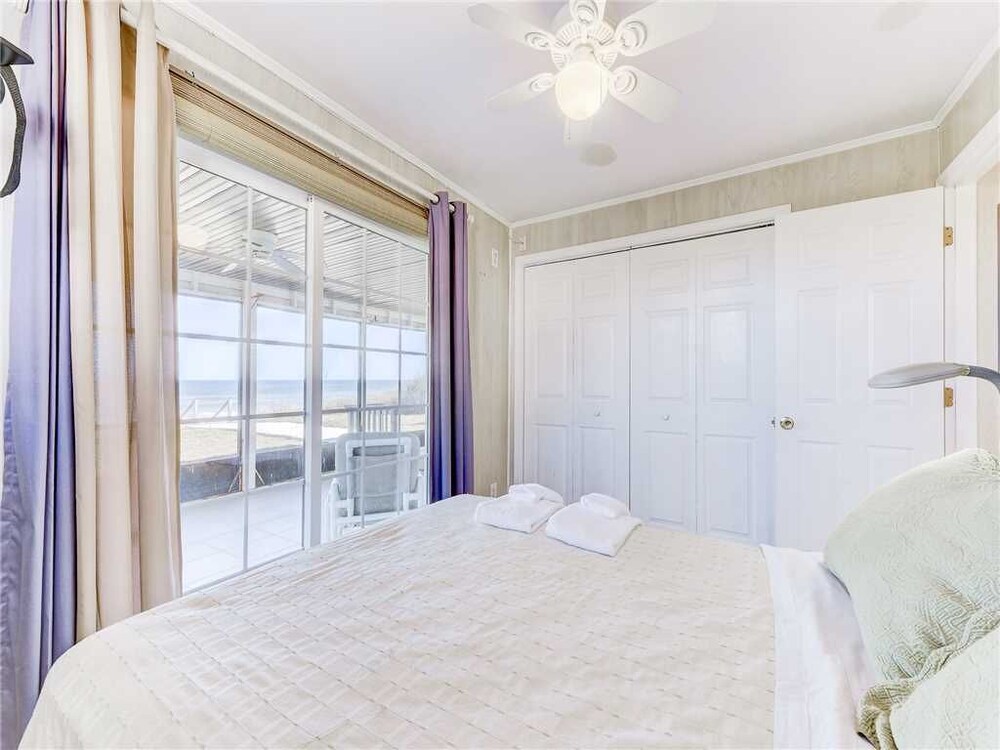 Coastal Charm 2 Bedrooms Ocean Front Sleeps 6 - photo 21