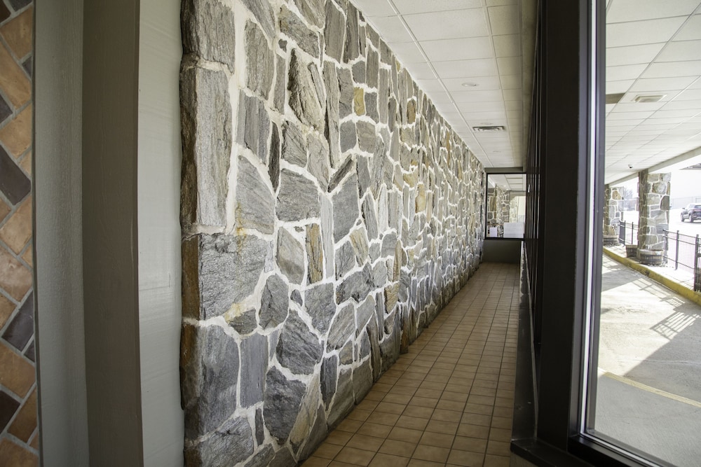 The Stables Inn and Suites - photo 35