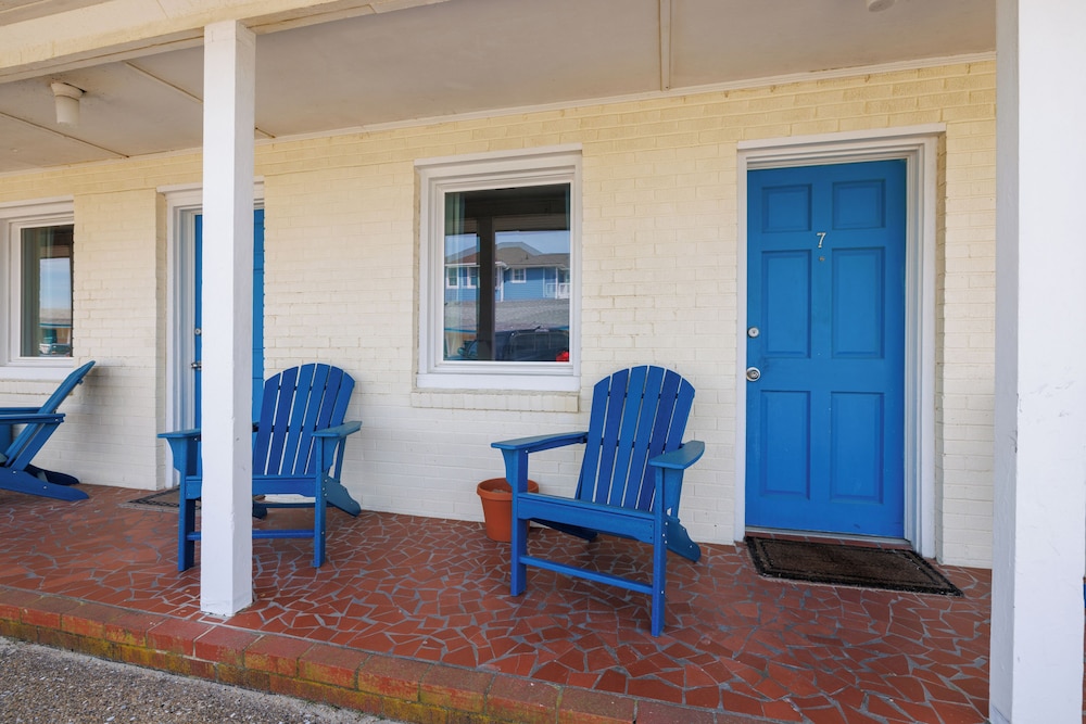 Dolphin Oceanfront Motel - photo 29