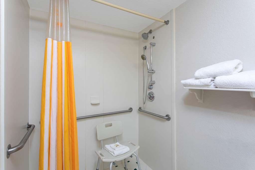 La Quinta Inn & Suites by Wyndham Jacksonville Butler Blvd - photo 20