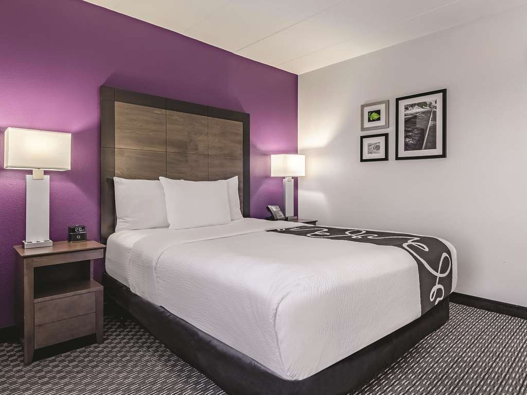 La Quinta Inn & Suites by Wyndham Warwick Providence Airport - photo 18