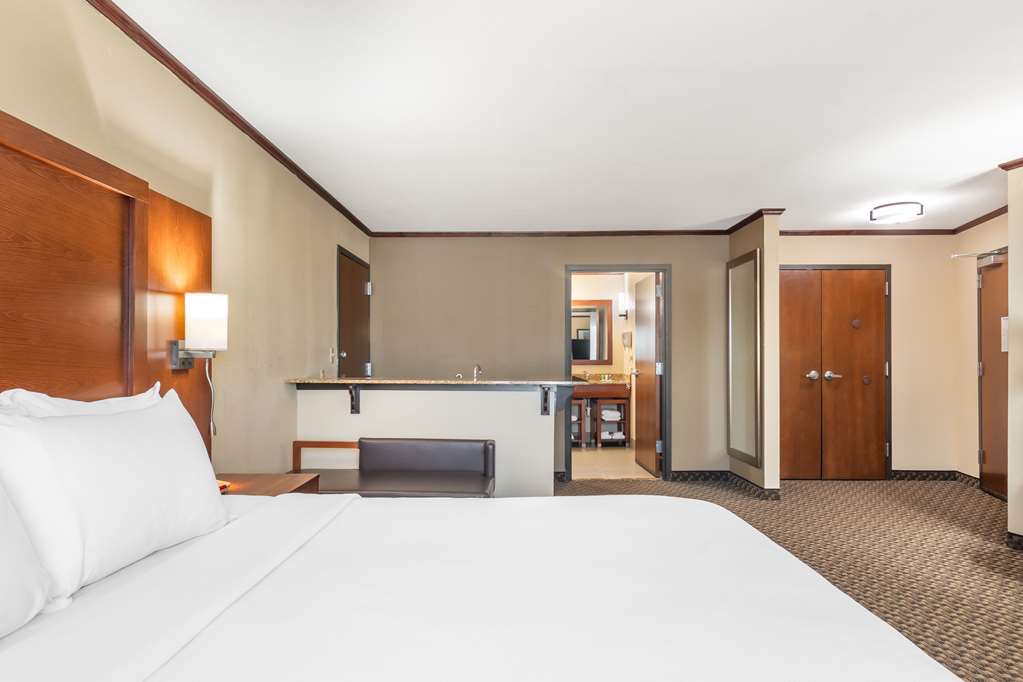 Comfort Suites Manhattan - photo 13