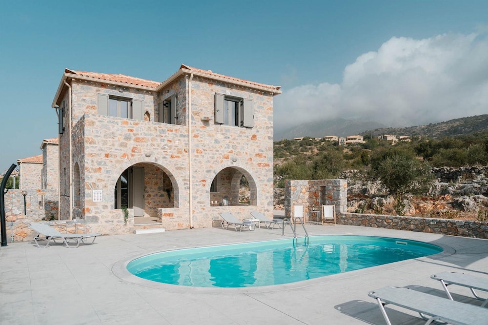 Villa Dioni Ena in Ditiki Mani — 4-Star Luxury Hotel in Pyrgos, Greece