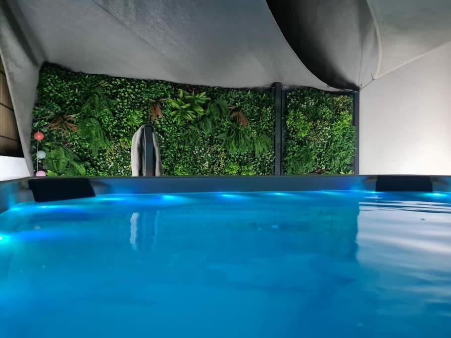 T3 Avec Jacuzzi Prive Exterieur — 4-Star Luxury Hotel in Ceyreste, France