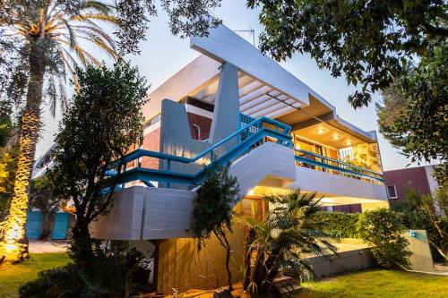 Retro House — 4-Star Luxury Hotel in Rafina, Greece