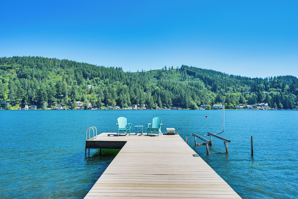 Modern Summit Lake Escape Spacious Deck w View — hotel in Olympia