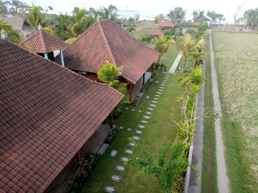 Emir surfcamp - carbon neutral hotel in Pekutatan