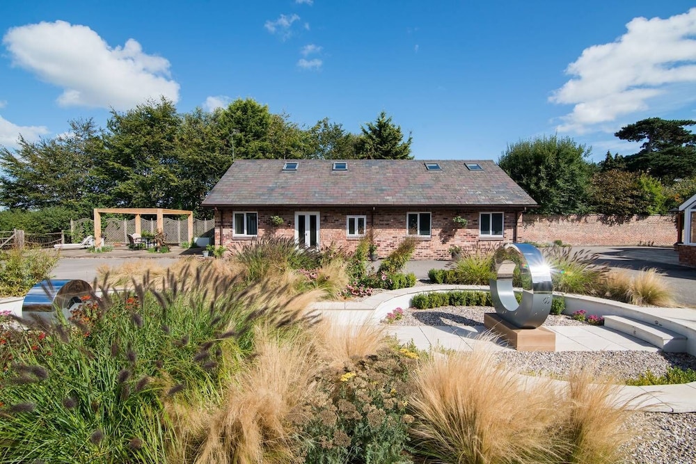 Max's Hinterhaus - carbon neutral hotel in Dresden