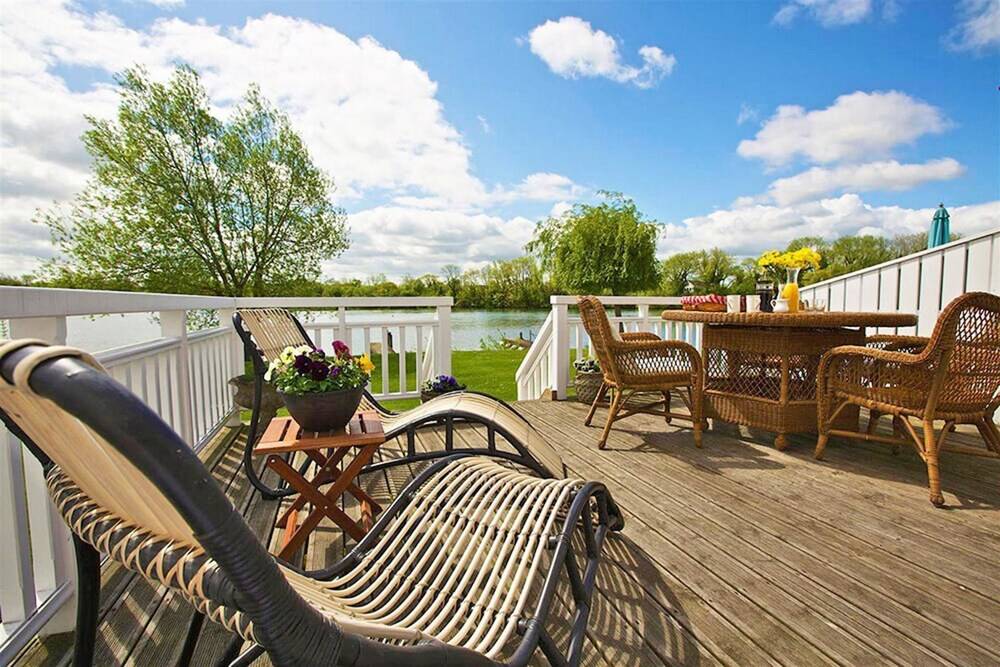 Caterina Lake Lodge — 4-Star Luxury Hotel in South Cerney, United Kingdom