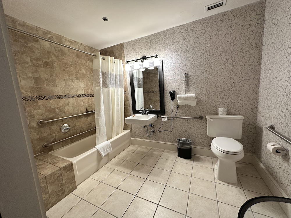 The Colonial Hotel - photo 12