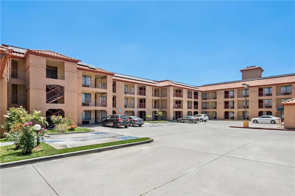 Days Inn by Wyndham Fontana Rialto - photo 11