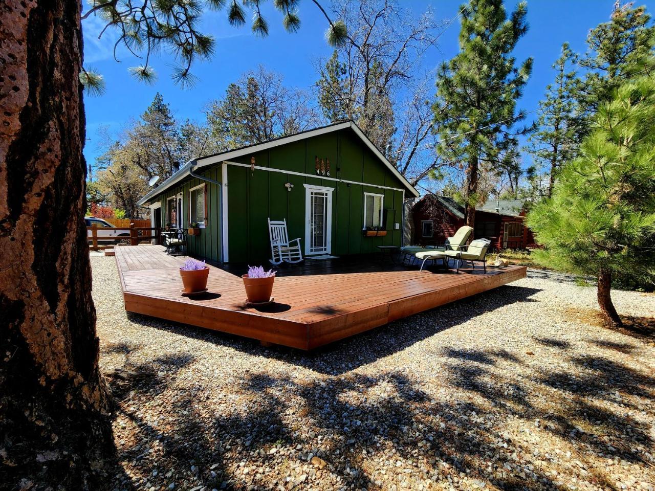 Bear Escapes II Affordable Luxury Cabin — 4-Star Luxury Hotel in Big Bear City, United States