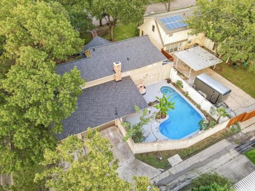Stunning 5BR 2BA Holiday Home with Private Pool and Cinema — 4-Star Luxury Hotel in Dallas, United States