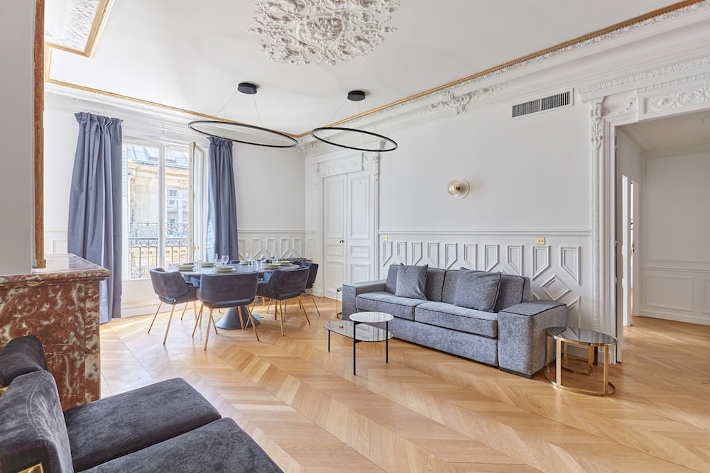 Sublime Apartment Montaigne arc de Triomphe — 4-Star Luxury Hotel in Paris, France
