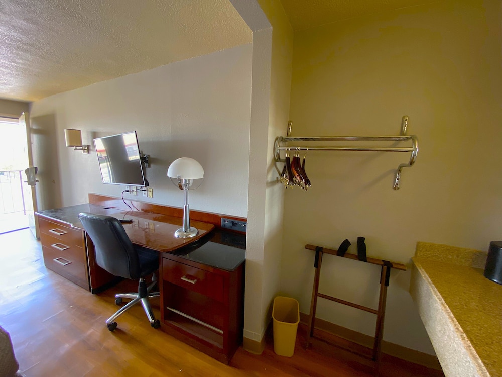 Travelodge by Wyndham San Antonio Lackland AFB North - photo 6