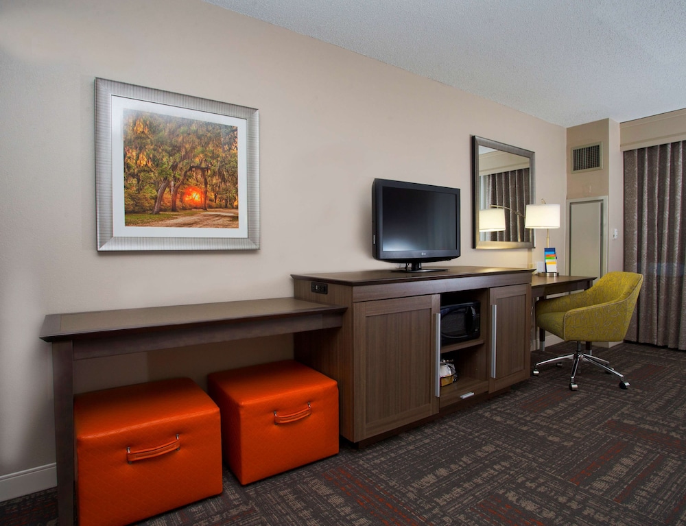 Hampton Inn & Suites Valdosta Conference Center - photo 18