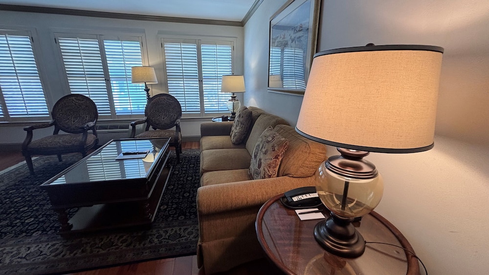 Cow Hollow Inn & Suites - photo 30