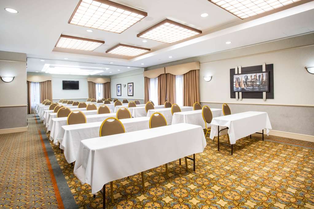 La Quinta Inn & Suites by Wyndham Islip MacArthur Airport - photo 24