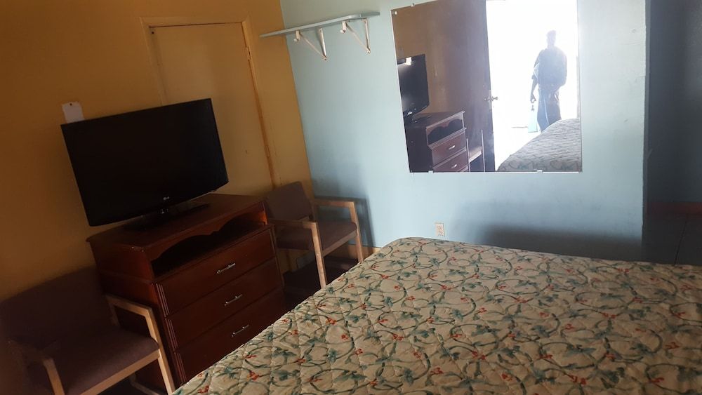Guest Host Motel - photo 6