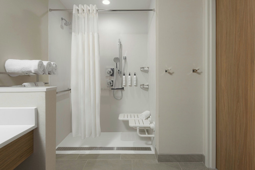 Fairfield By Marriott Inn & Suites Cincinnati Oakley - photo 18