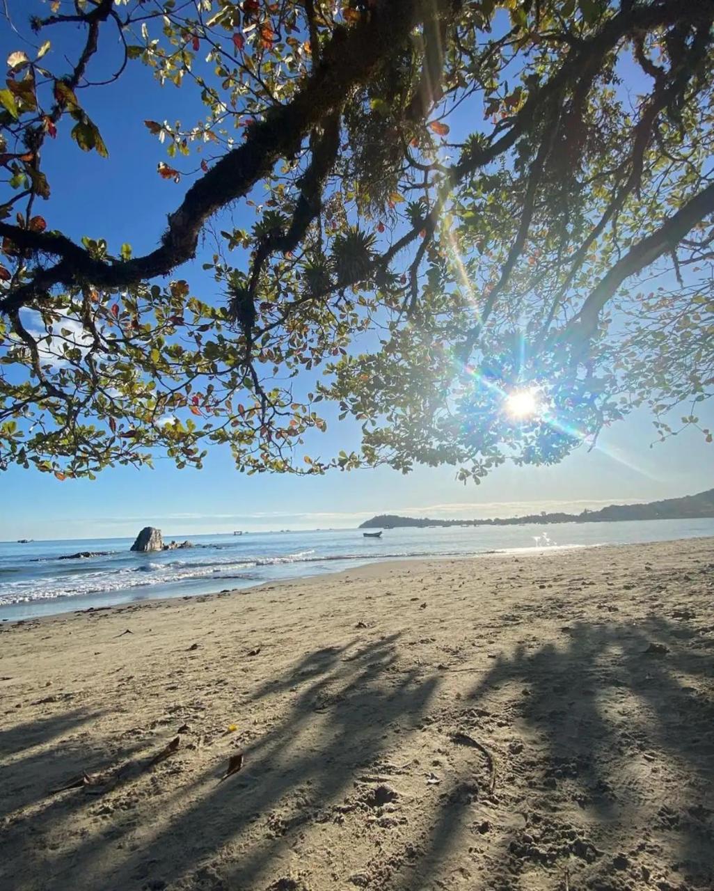 Suítes a 100m da praia e 800m do Beto Carrero