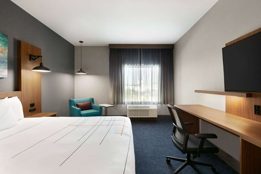 La Quinta Inn & Suites by Wyndham College Station North - photo 21