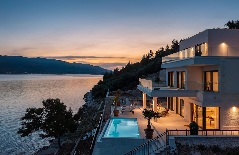 Luxury Holiday Villa Maris — 4-Star Luxury Hotel in Orebic, Croatia