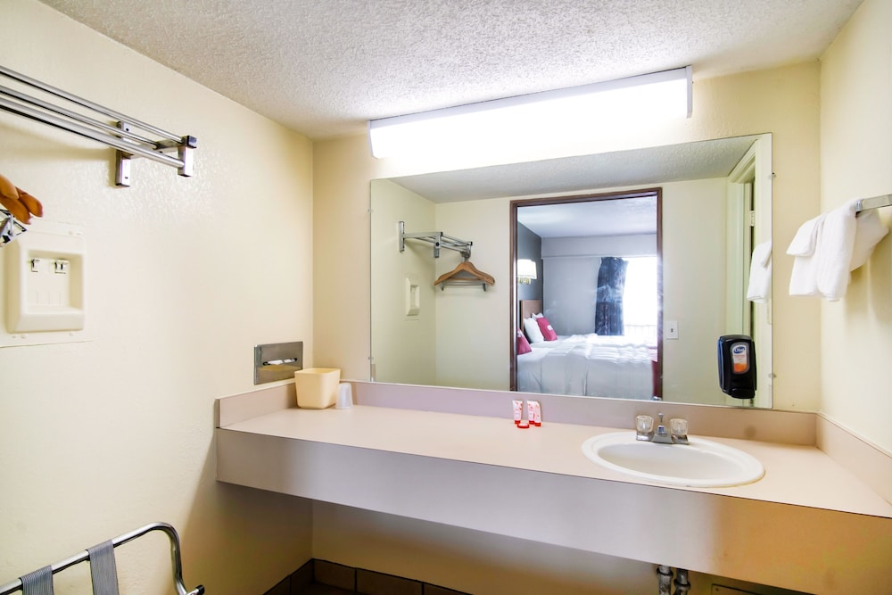 OYO Hotel Hutchinson West 4th Ave - photo 42