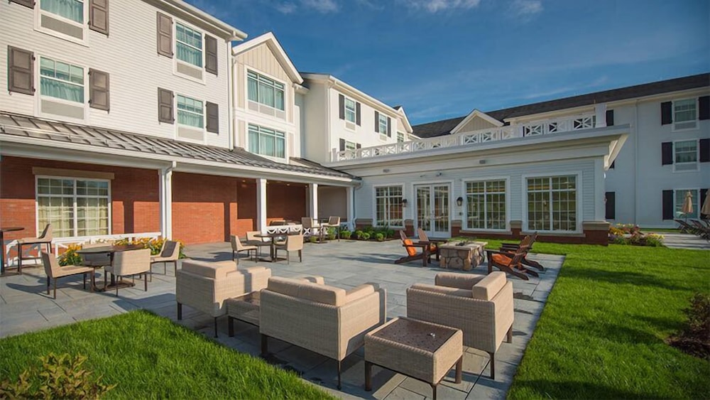 Hampton Inn and Suites Manchester - photo 38