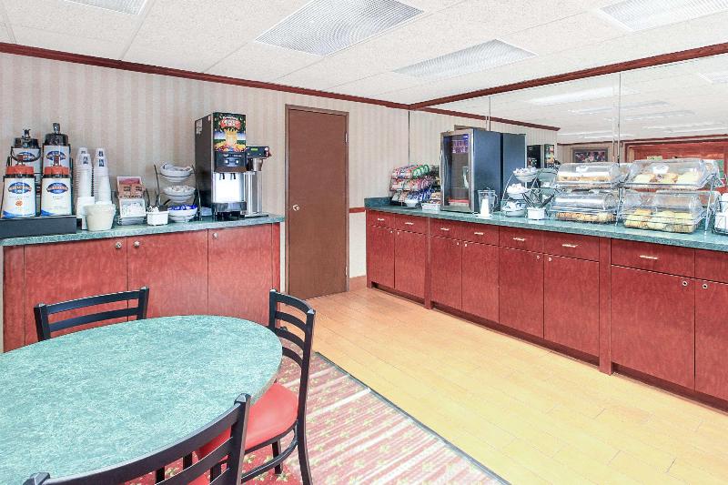 HomeTowne Studios by Red Roof Flint - photo 23